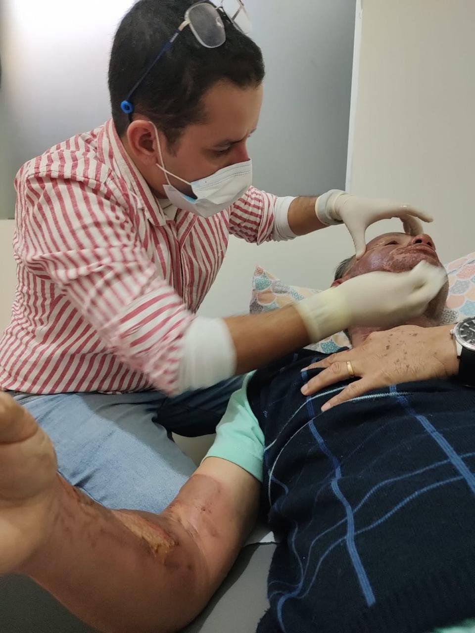 Enfermeiro Theo Lourenço atendendo paciente